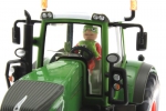 Treckerheld 3D-Figur fahrend auf Siku Fendt Traktor nah